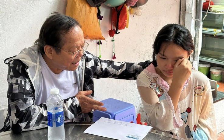 Quỹ từ thiện Trúc Thanh bảo trợ nữ sinh mồ côi khóc bên di ảnh cha