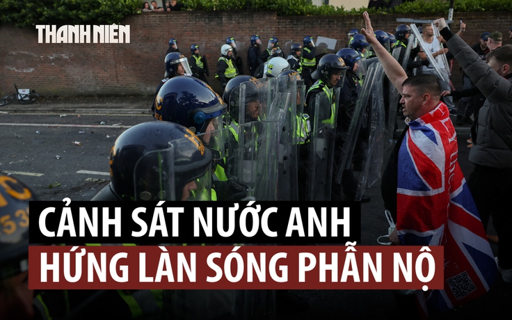 Nước Anh phẫn nộ vì cảnh sát còng tay nạn nhân bị đâm hấp hối