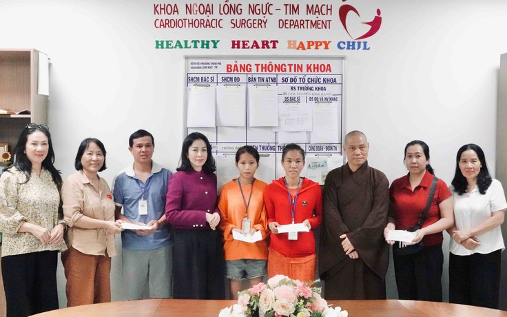 Những tờ biên lai viện phí mùa Phật đản khiến nhiều người xúc động