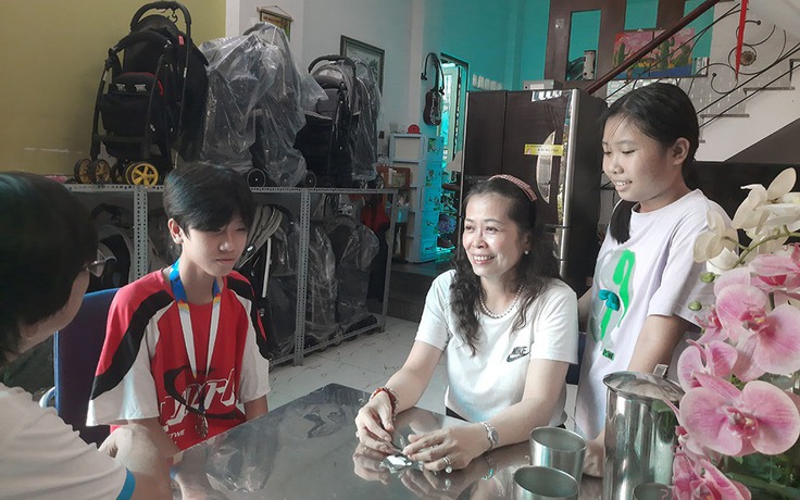 Đi qua tháng ngày khốn khó