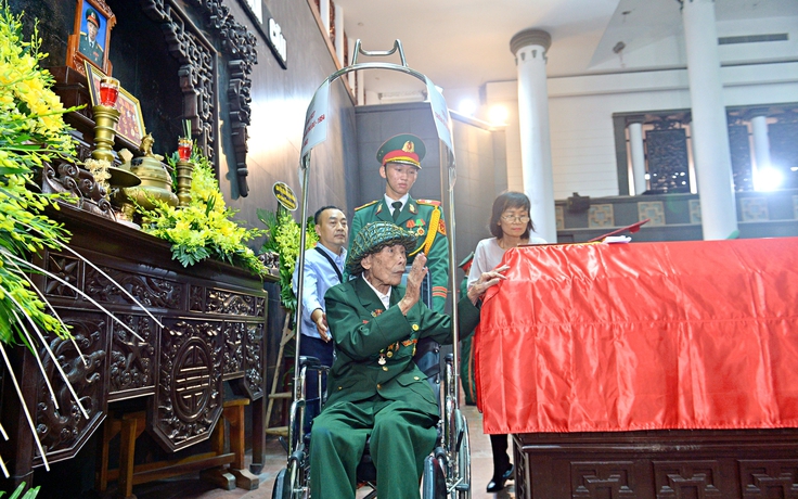 Xúc động khoảnh khắc cựu binh 99 tuổi, ngồi xe lăn tiễn biệt anh hùng La Văn Cầu