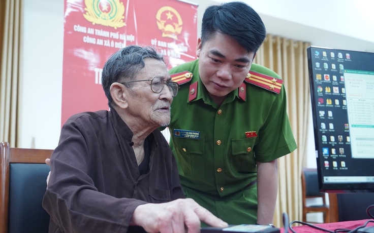 Cao điểm thu nhận ADN thân nhân liệt sĩ: 'Mong anh sớm trở về'