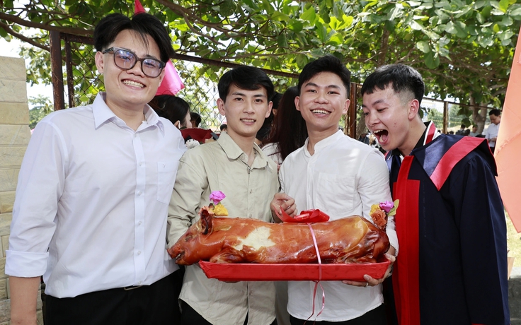 Chàng trai mang hẳn con heo quay 5 kg đến lễ tốt nghiệp tặng bạn