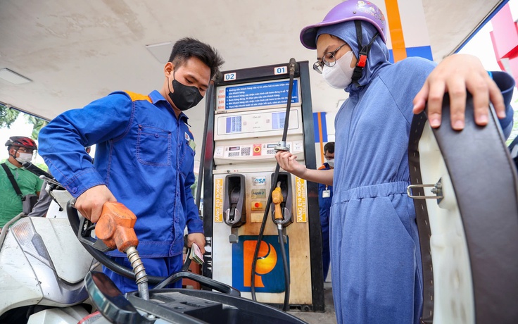 Giá xăng dầu giảm mạnh, vì sao chưa điều hành giá xăng E10?