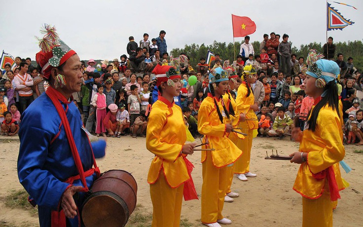 'Nhúng lưới' cầu may ở biển Sa Huỳnh