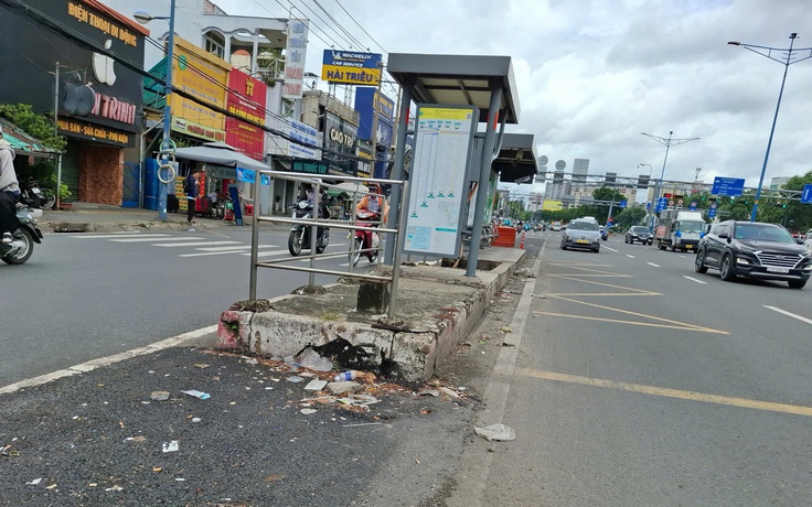 Nhà chờ xe buýt nằm giữa đường
