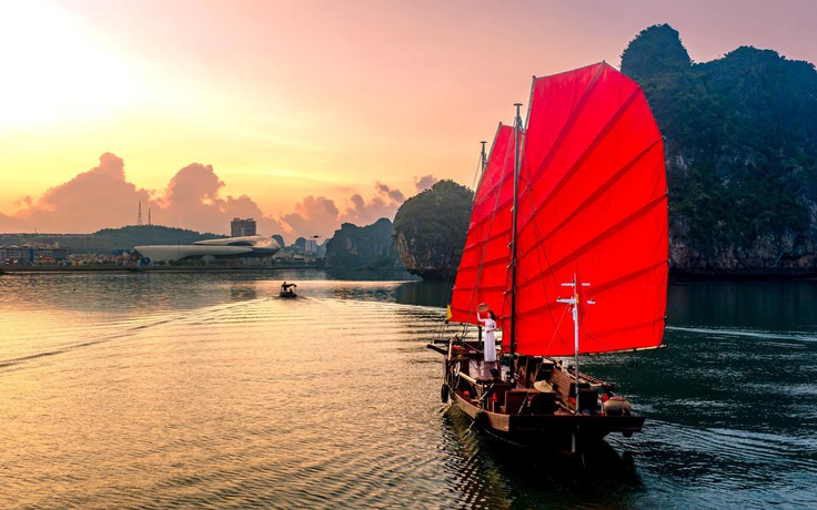 Ngắm cánh buồm đỏ đầy hoài niệm trên vịnh Hạ Long