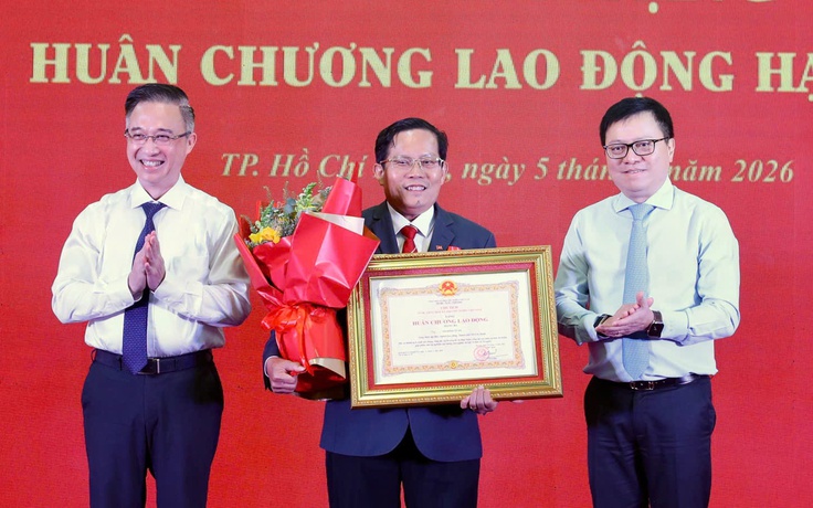Báo Người Lao Động kỷ niệm 7 năm chương trình Tự hào cờ Tổ quốc