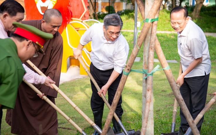 Trồng thêm cây ở Công viên Phan Đình Phùng giữa trung tâm TP.HCM
