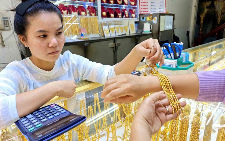 Giá vàng giảm không phanh, bắt đáy cũng lỗ nặng