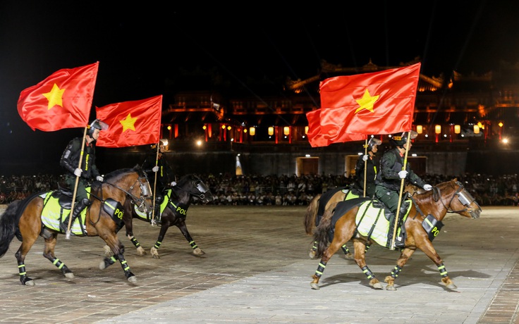 Mãn nhãn màn biểu diễn của cảnh sát đặc nhiệm, kỵ binh... tại Đại nội Huế