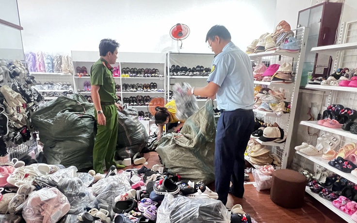 Khởi tố 2 bị can buôn bán hàng giả gắn mác các thương hiệu nổi tiếng