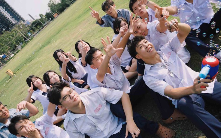Đằng sau những bộ kỷ yếu tiền triệu của học sinh cuối cấp