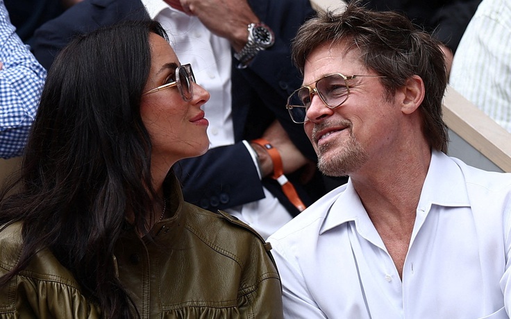 Brad Pitt say đắm bên bạn gái kém 29 tuổi