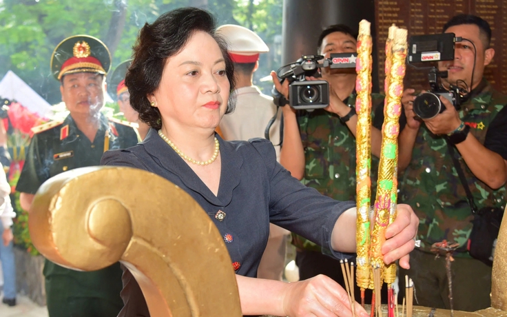 Phó thủ tướng Phạm Thị Thanh Trà dâng hương tại Công viên Lê Thị Riêng