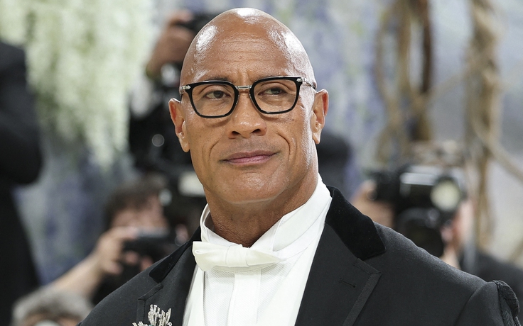 The Rock 'đáp trả' khi bị chế giễu bán dầu gội dù không có tóc