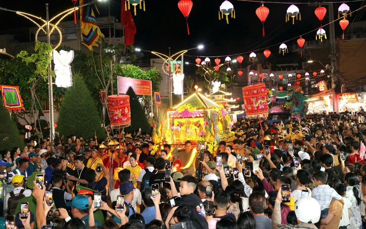 Biển người đổ về vía Bà Chúa Xứ núi Sam: Nước tắm Bà được nấu từ 9 loại hoa