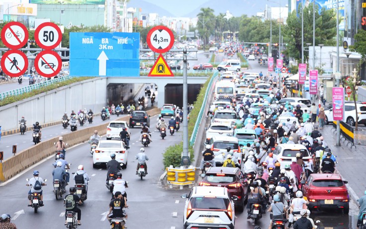 Ngày đầu AEON Đà Nẵng mở cửa, người dân bức xúc vì kẹt xe trước hầm chui