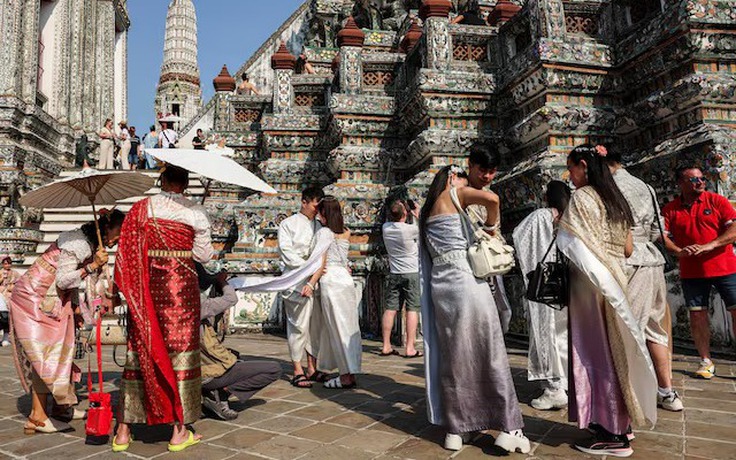 Báo Thái Lan chỉ trích du khách quốc tế làm 'hư hỏng' Bangkok