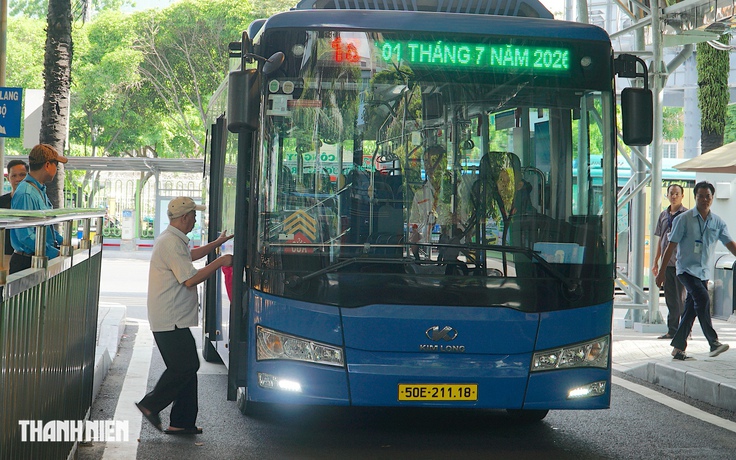 Ngày đầu miễn phí vé xe buýt ở TP.HCM: 'Đỡ tốn gần 50.000 đồng mỗi ngày'
