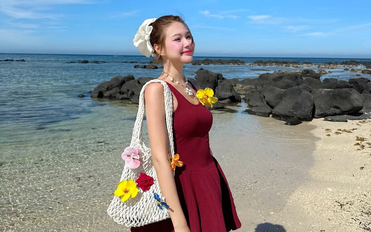 Tạo điểm nhấn cho mái tóc cùng những chiếc dây buộc tóc màu trắng