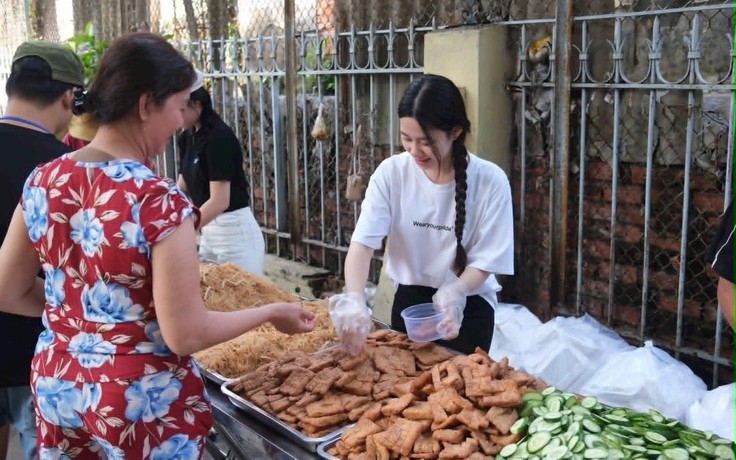Lan tỏa yêu thương từ những bữa cơm nghĩa tình