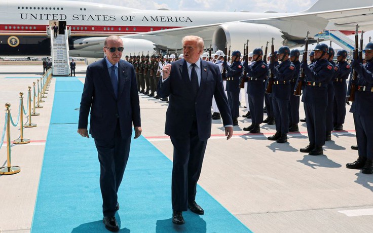 Tại sao Tổng thống Trump phải đổi chuyên cơ về nước sau khi họp NATO?