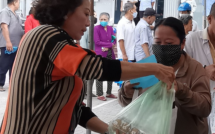 Ấm tình người giữa phiên chợ nhân đạo
