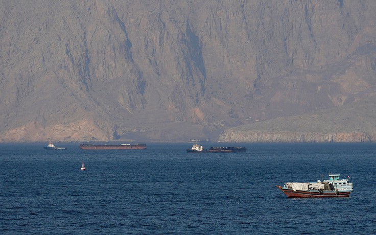 Iran đóng cửa eo biển Hormuz, bắn cảnh cáo tàu đi sai luồng