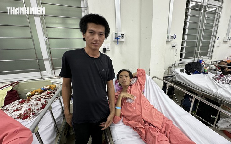 Anh cả gồng gánh chăm em trai suy tim nặng mong được giúp đỡ