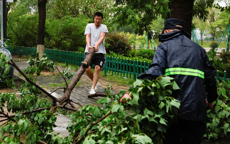 Bão Bavi quần thảo miền đông Trung Quốc