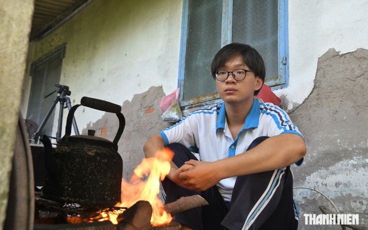 Xin cứu giúp cậu học trò cha mất, mẹ mang sổ bệnh đi xin tiền chạy thận