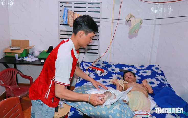 12 năm chăm em liệt tứ chi, chỉ mong đủ tiền mua băng gạc