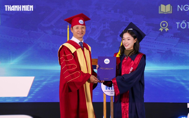 Nữ thủ khoa: 'Một nửa tấm bằng này là của ngoại'