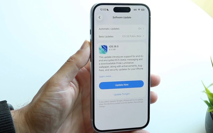 Người dùng 'kêu trời' vì lỗi hao pin, nóng máy trên iOS 26.5.2