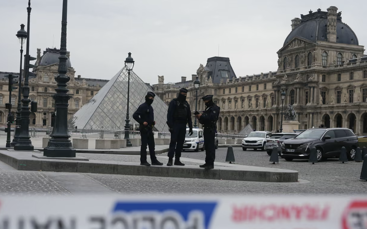 Bí ẩn kẻ chủ mưu vụ trộm trang sức tại bảo tàng Louvre