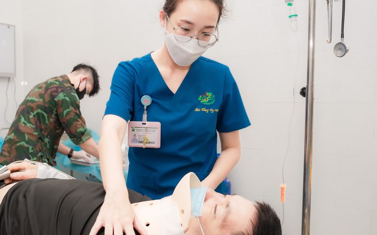 Dùng trực thăng cấp cứu người bị sốc tủy do chấn thương cột sống cổ nặng
