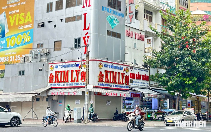 Cửa hàng kim cương đóng cửa, khách hàng bán lại ở đâu?