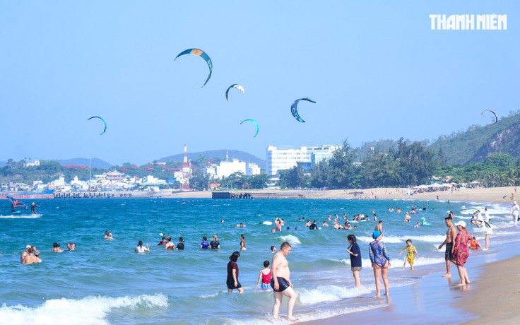 Du khách đổ về bãi biển Nha Trang trước thềm Festival Biển 2026