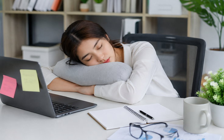Vì sao nhiều người mệt mỏi, lờ đờ sau khi ngủ trưa?