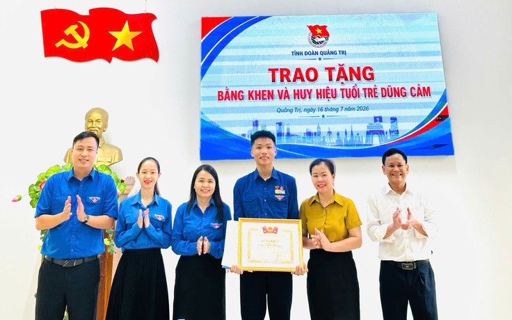 Trao Huy hiệu 'Tuổi trẻ dũng cảm' cho nam sinh lao ra biển cứu hai trẻ em