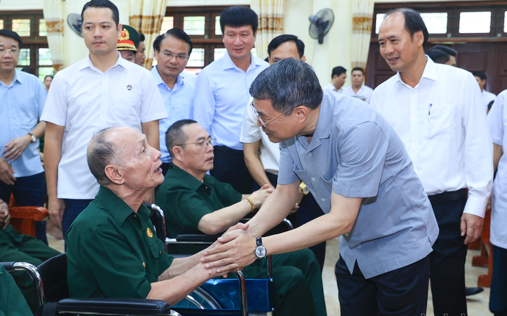 Thủ tướng xúc động thăm thương binh, người có công tại Ninh Bình