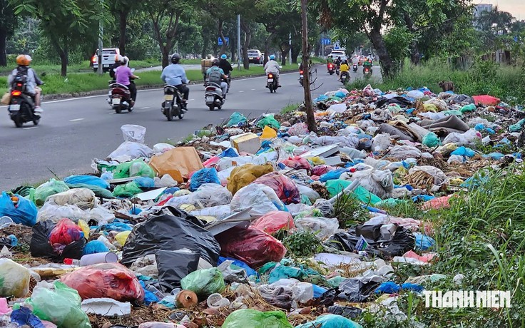 Rác thải bủa vây đường Nguyễn Văn Linh: Công nhân vệ sinh bị đe dọa vì nhắc nhở