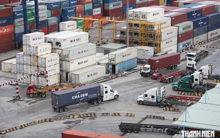 Xe đầu kéo 'nằm bãi' hàng loạt vì không có tài xế, xe khách cũng chật vật