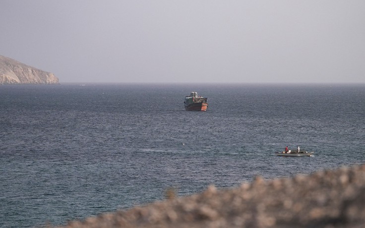 Iran tuyên bố eo biển Hormuz là 'lằn ranh đỏ', đáp trả ông Trump