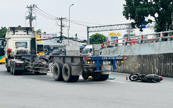 Cô gái 23 tuổi tử vong dưới bánh xe container tại cầu vượt Linh Xuân