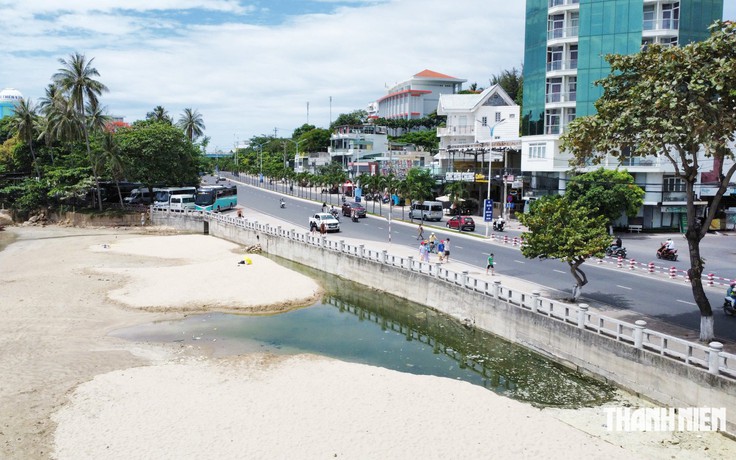 Vì sao nước đen lại tràn ra biển Hòn Chồng?