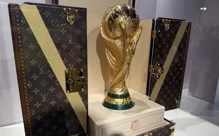 Vali Louis Vuitton lại được FIFA chọn đựng cúp vàng World Cup