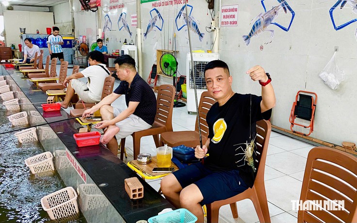 Đi câu giữa lòng thành phố, 'chiến lợi phẩm' là những con tôm càng xanh to đùng