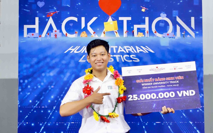 Vừa vào giảng đường đã không ngại thử thách, đến năm 2 'ẵm' giải quán quân